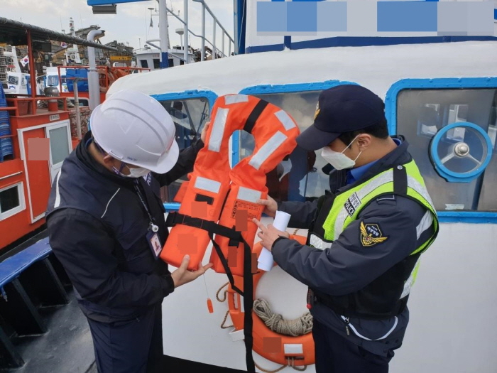수참고사진1. 선박(유도선)의 구명조끼 관리상태를 점검하고 있는 해양경찰.jpg