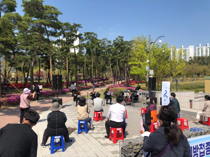 4월 야외에서 열린 찾아가는 예술단 연주회(부산시민공원).jpg