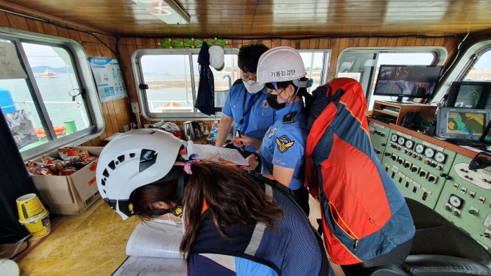 a해양경찰청과 한국해양교통안전공단이 합동으로 여객선 안전점검을 하고 있다(2).jpg